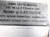 une affiche sur la porte du réfrigérateur sur laquelle on peut lire « Ne laissez pas la porte ouverte »