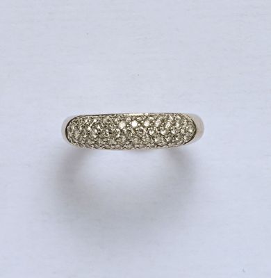 Bague Jonc Bombé en or gris 18K (750/oo) centrée d'un pavage…