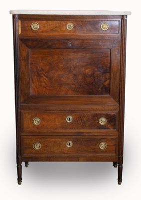 une commode ancienne avec dessus en marbre et poignées en laiton
