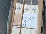 deux skis posés sur une boîte en carton