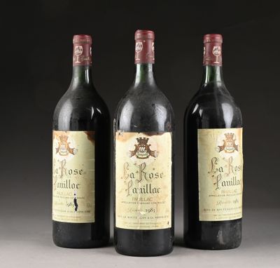 trois bouteilles de vin sont alignées sur une table