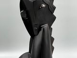 sculpture noire représentant un homme dont le visage est réalisé en papier noir