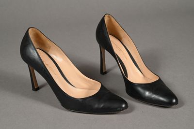 GIANVITO ROSSI. Paire d'escarpins en cuir velouté noir, talo…