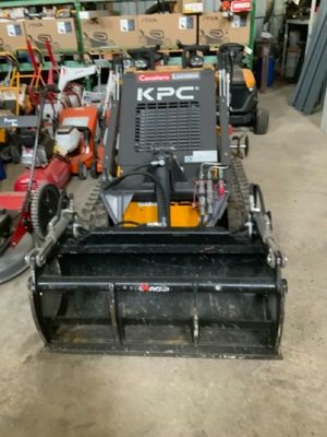 une photo d'une petite machine dans un entrepôt