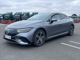 La Mercedes CLA est garée sur un parking, avec d'autres voitures en arrière-plan.