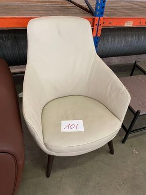 1 Fauteuil en cuir DOLLARO beige arrondi.