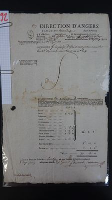 une feuille de papier posée sur une table