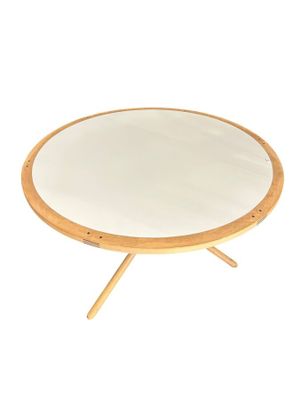 une petite table ronde avec un piètement en bois et un plateau blanc