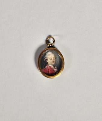 un petit portrait miniature représentant une femme en robe rouge