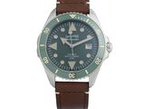 une montre avec un cadran vert et un bracelet en cuir marron