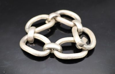 une photo en gros plan d'un bracelet à maillons posé sur une table