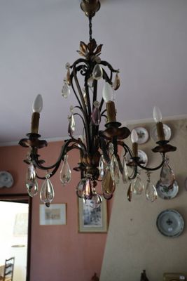 un lustre suspendu au plafond d'une pièce