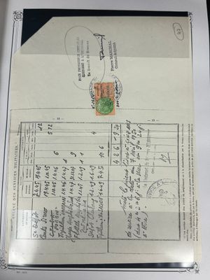 un vieux document portant un cachet, posé sur une table