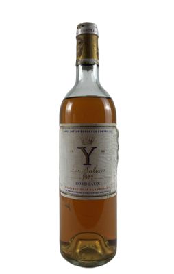 une bouteille de whisky avec une étiquette blanche sur fond blanc