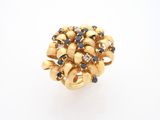 une photo d'une bague en or sertie de diamants noirs et blancs
