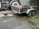 un camion avec une remorque attelée, garé sur le bord de la route