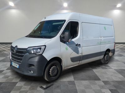 la photo d'une camionnette blanche garée dans une pièce