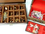 une boîte en bois remplie d'un assortiment de bijoux et d'autres objets