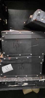 deux valises empilées l'une sur l'autre sur une étagère