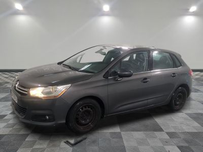 la voiture grise est garée dans le garage sur un sol en damier