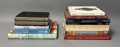 plusieurs livres sont empilés sur une table