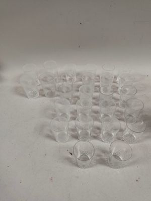 beaucoup de verres vides posés sur une table
