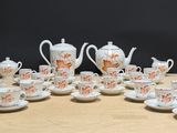 plusieurs tasses et soucoupes posées sur une table