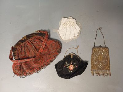 trois porte-monnaie et un sac à main sont posés sur une table
