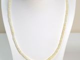 gros plan d'un collier sur un mannequin sur fond blanc