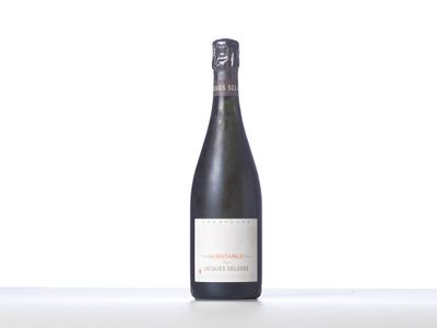 une bouteille de vin posée sur une table blanche