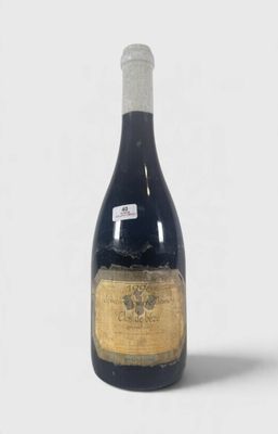 une bouteille de vin posée sur une table