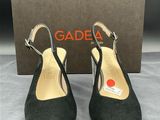 un gros plan sur une paire de chaussures noires avec une boîte