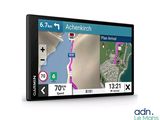 un gros plan d'un appareil GPS posé sur une surface blanche