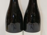 deux bouteilles de vin posées l'une à côté de l'autre sur une table