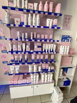 un présentoir de produits de soins de la peau proposés à la vente dans un magasin