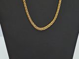 gros plan d'un collier sur un mannequin posé sur une table