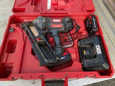 Un cloueur à batterie SENCO - Photo 1