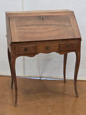 BUREAU de pente en bois, ouvrant par un abbatan et deux tiro…