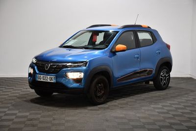 une voiture bleue est garée dans une pièce au sol à carreaux