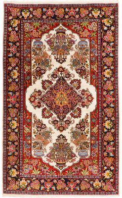un tapis persan antique avec un motif floral sur fond blanc