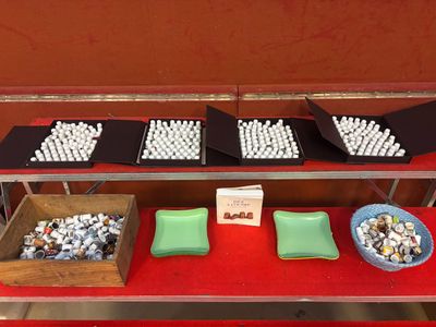 plusieurs plateaux de pilules sont posés sur une table rouge