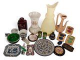 un grand nombre d'objets différents posés sur la table