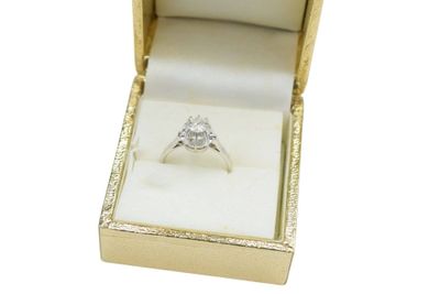 Bague solitaire en or gris 18K (750) sertie d'un diamant ron…