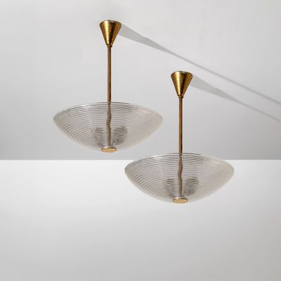 une paire de plafonniers plaqués laiton avec un abat-jour en verre transparent
