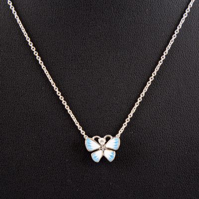 un collier avec un pendentif en forme de papillon sur un mannequin, un mannequin, un mannequin, un mannequin, un mannequin, un mannequin, un mannequin, un mannequin