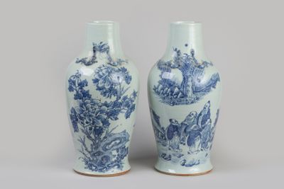 paire de vases bleus et blancs ornés d'oiseaux et de fleurs