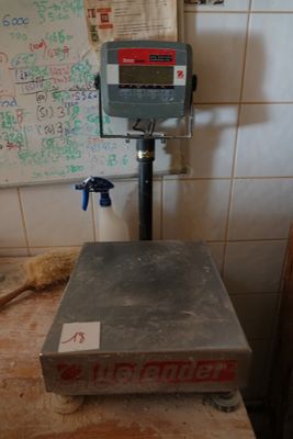 une balance posée sur un plan de travail dans une cuisine
