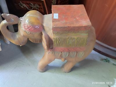 une statue d'éléphant avec une boîte sur le dos