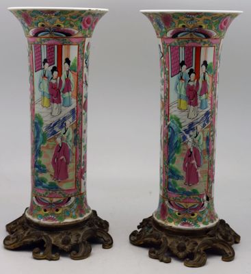CANTON Fin XIXe Paire de vases cornets en porcelaine à décor…