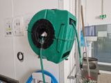 un tuyau vert fixé au mur d'une pièce